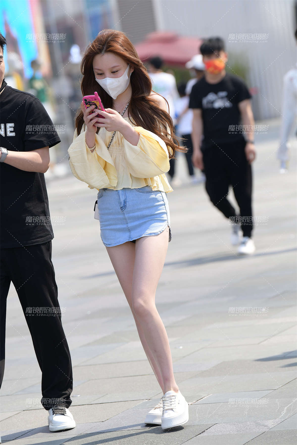 牛仔短裙纤细美腿-日更街拍