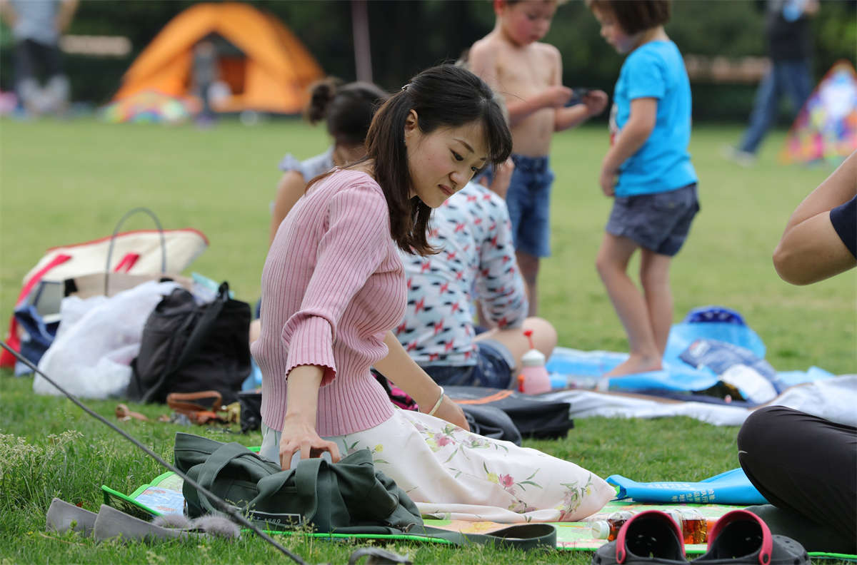 图片[2]-踏青公园街拍系列No.1758 迷人女孩用一双有“舞功”的纤美长丝足把你撩到心痒 第1套-日更街拍