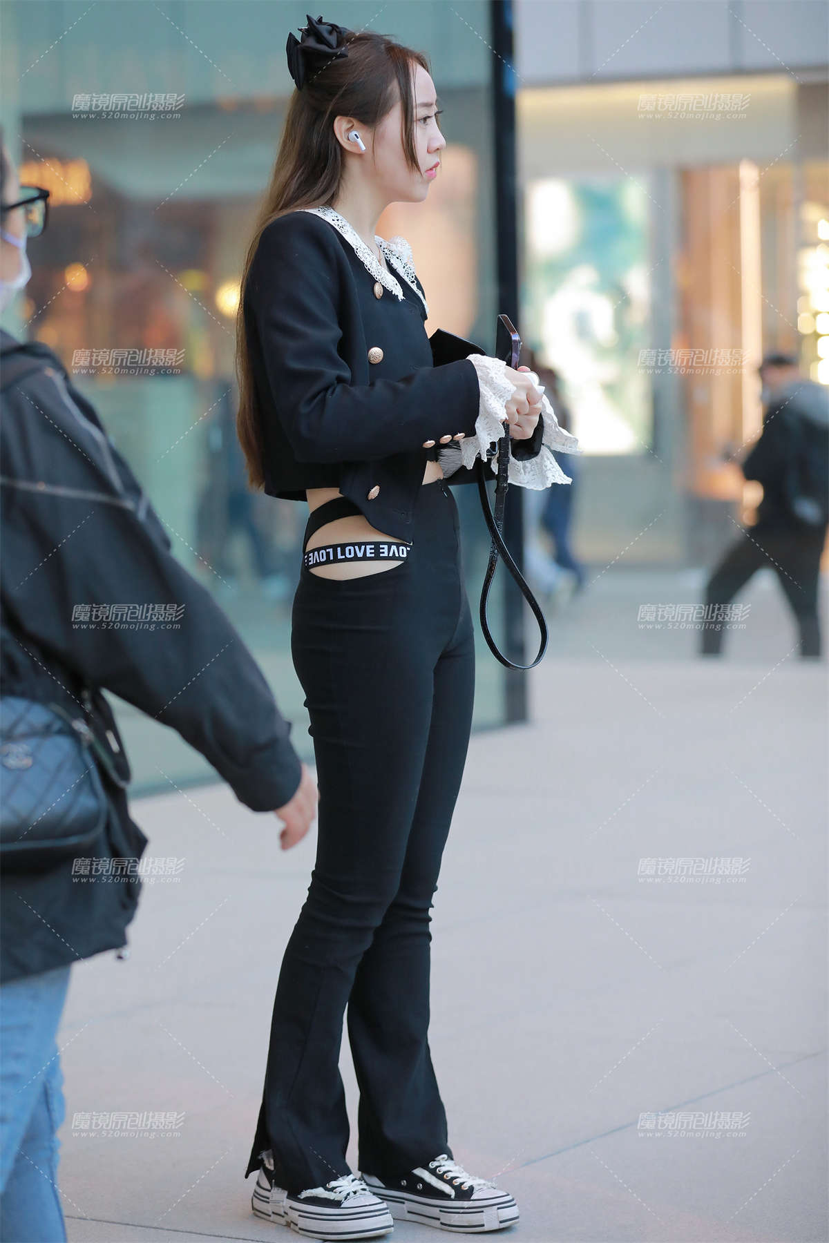 图片[2]-黑色紧身裤小姐姐-日更街拍