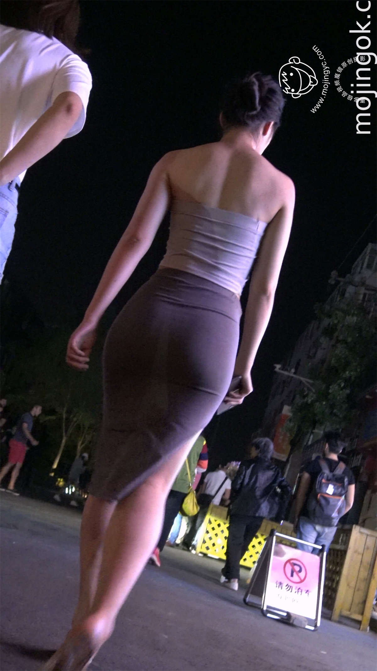 图片[2]-性感包臀裙水晶高跟鞋漂亮美女-日更街拍