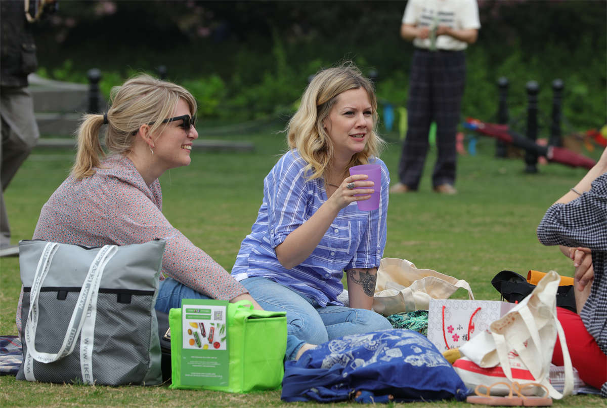 踏青公园街拍系列No.1247 忧郁气质西女，只给看她的光滑足底-日更街拍