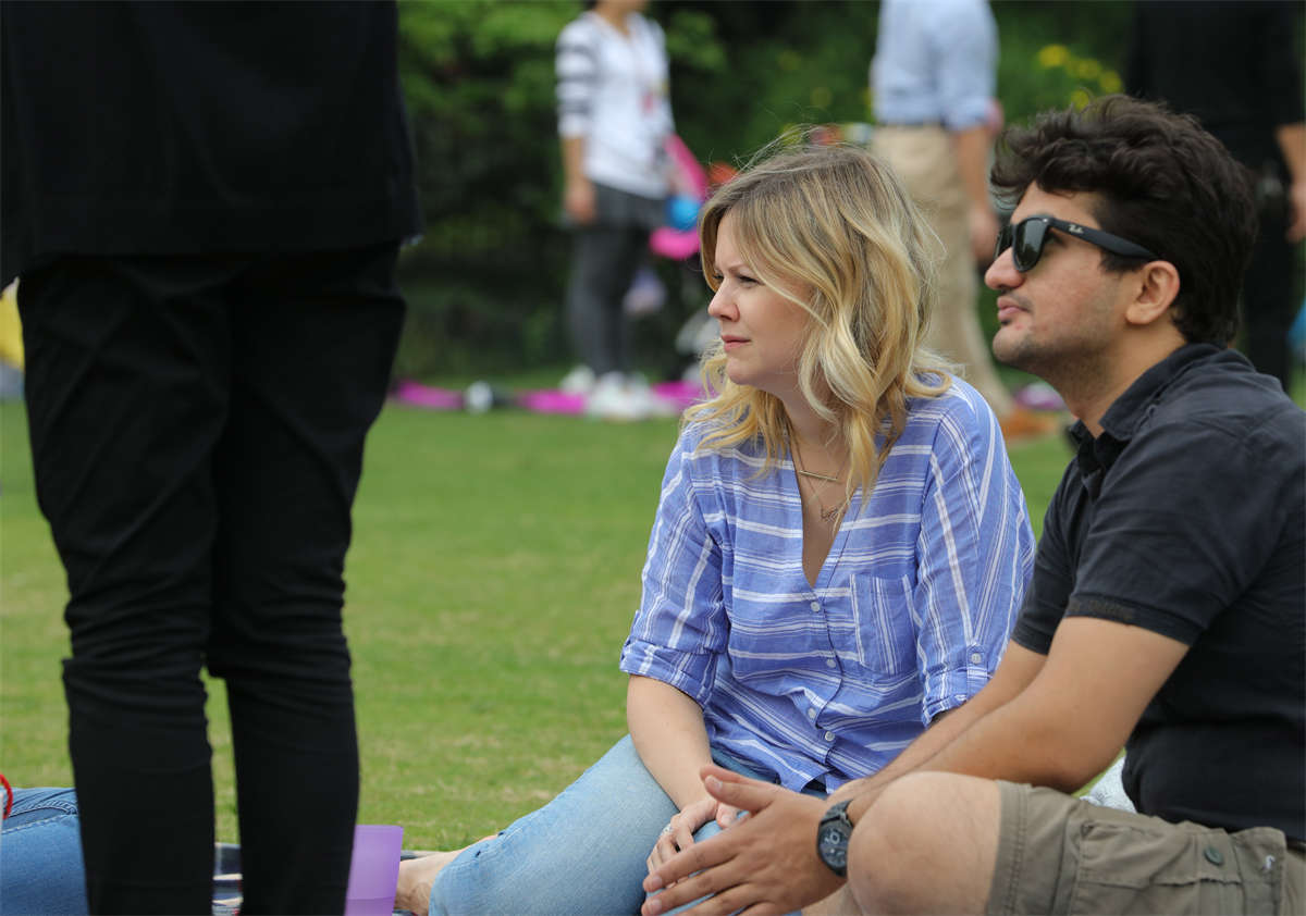 图片[2]-踏青公园街拍系列No.1247 忧郁气质西女，只给看她的光滑足底-日更街拍