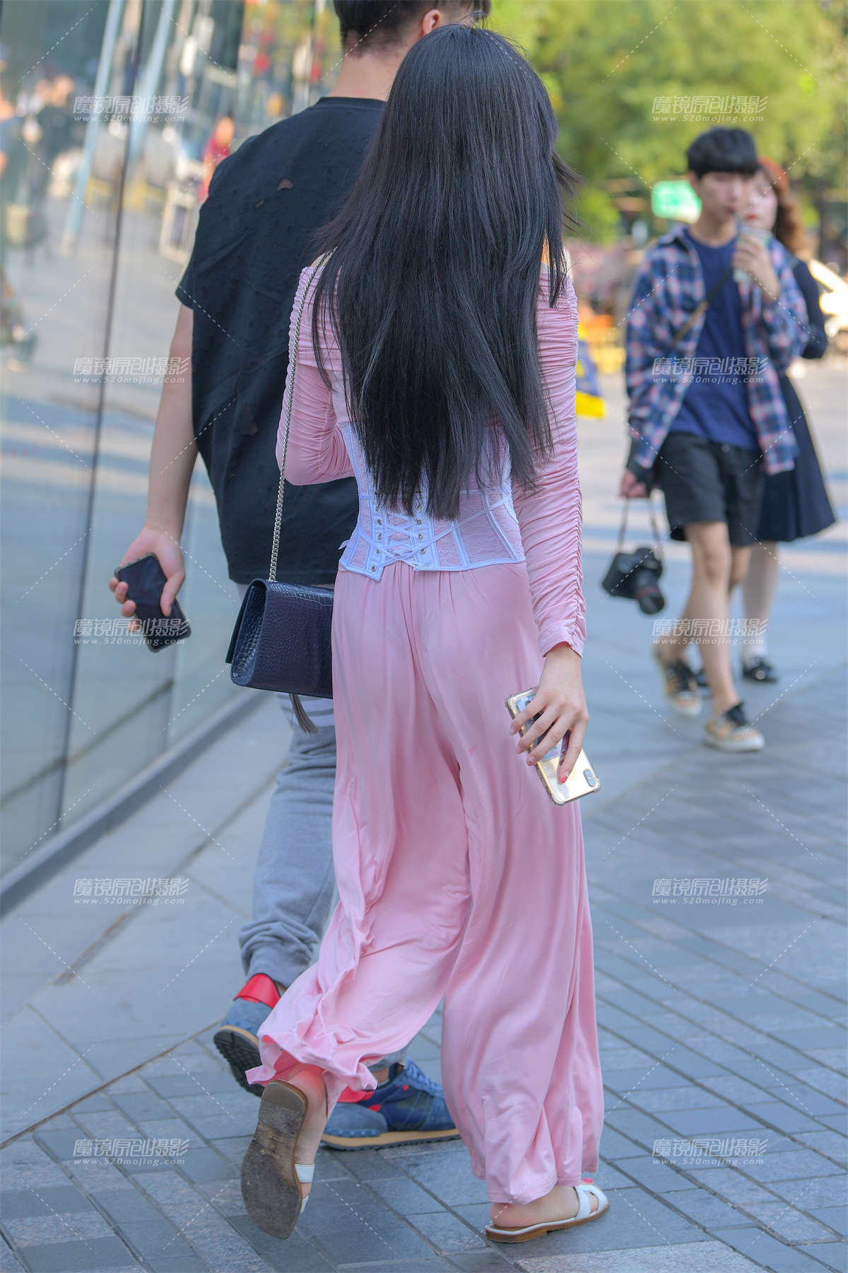 图片[2]-【街拍之魂赛帖】一路玩手机的美女-日更街拍