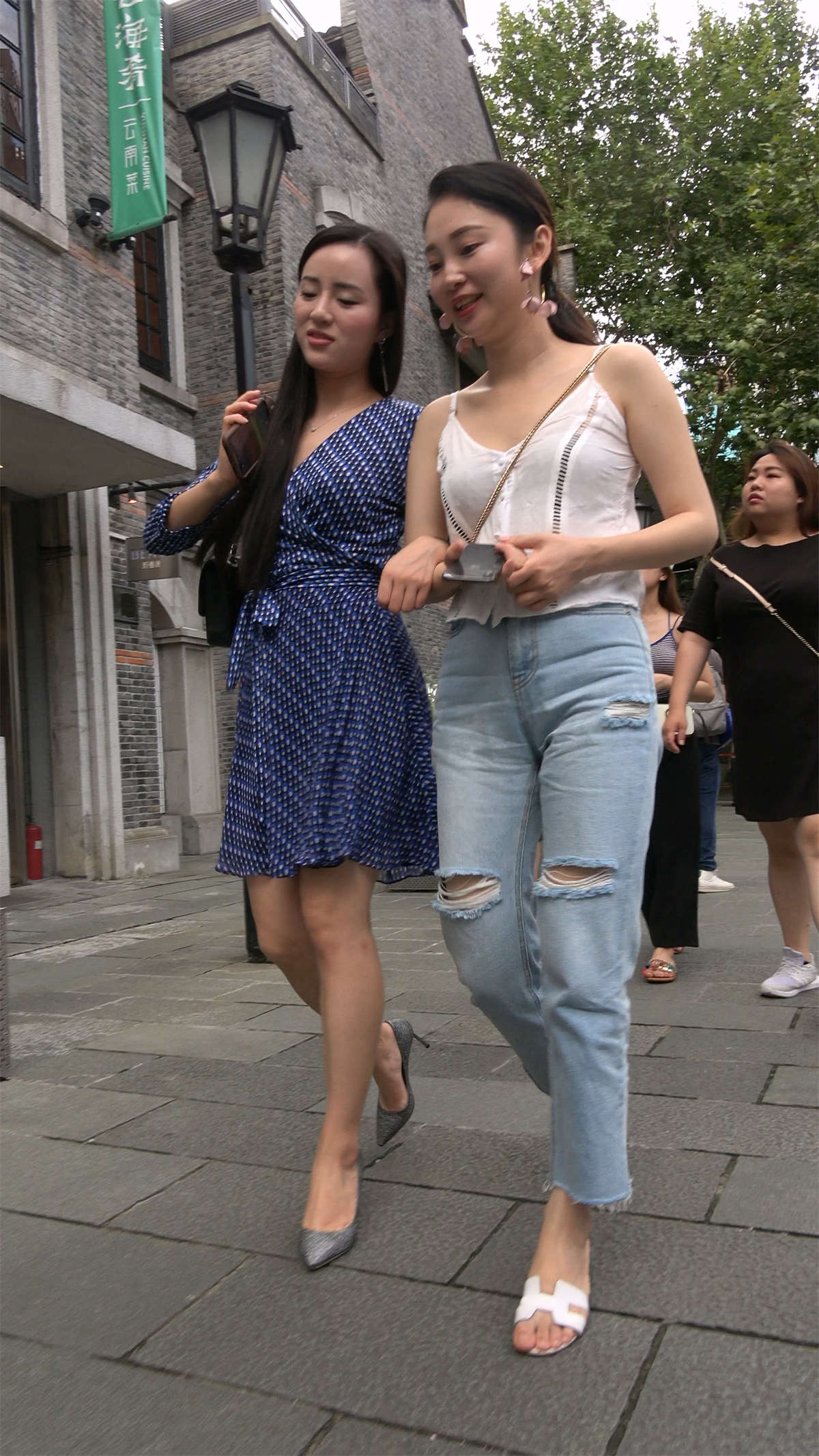 图片[2]-气质性感美女姐妹-日更街拍