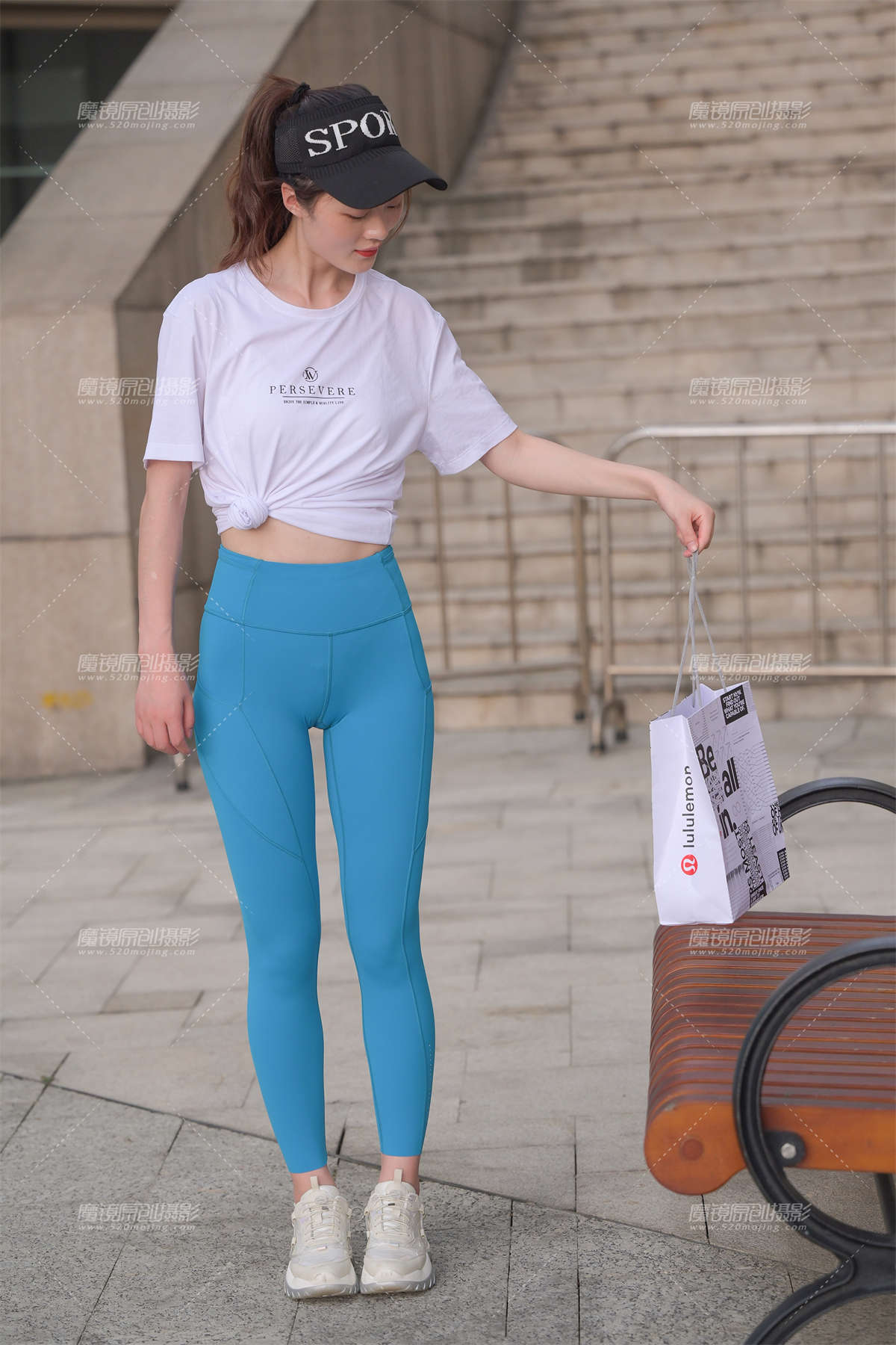 蓝色瑜伽裤小姐姐-日更街拍