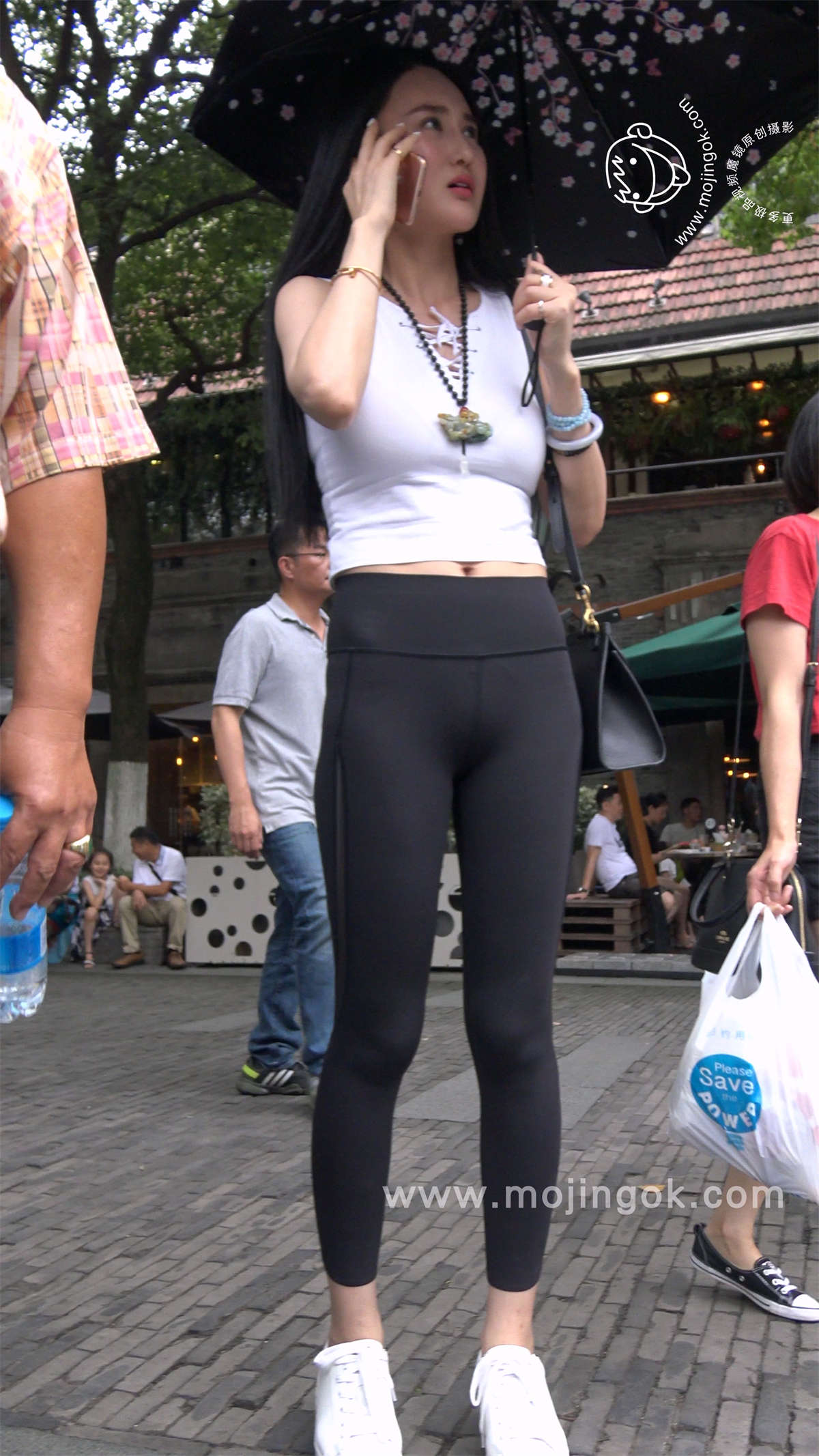 性感黑色紧身弹力裤美女-日更街拍