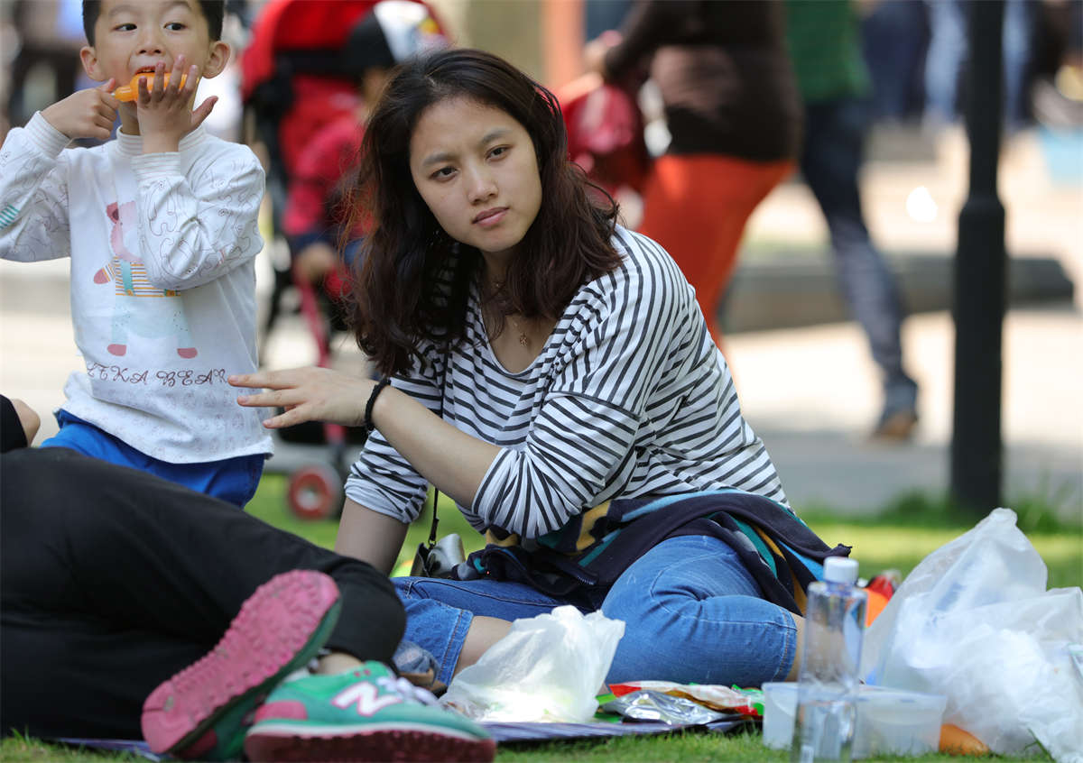 图片[2]-踏青公园街拍系列No.1055 略有异域风情的少妇，足底是干净得很-日更街拍