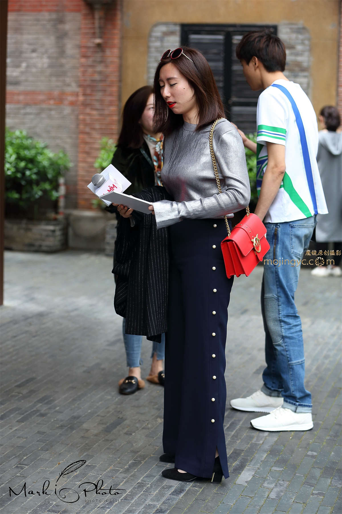 银色上衣深蓝色长裤-日更街拍