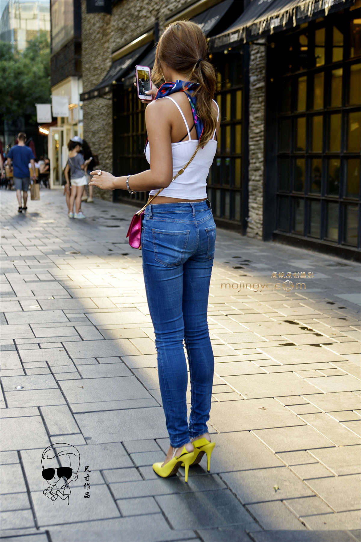 图片[2]-露香肩牛仔裤紧抱美臀魅力迷人（2016年11月6日15p）-日更街拍