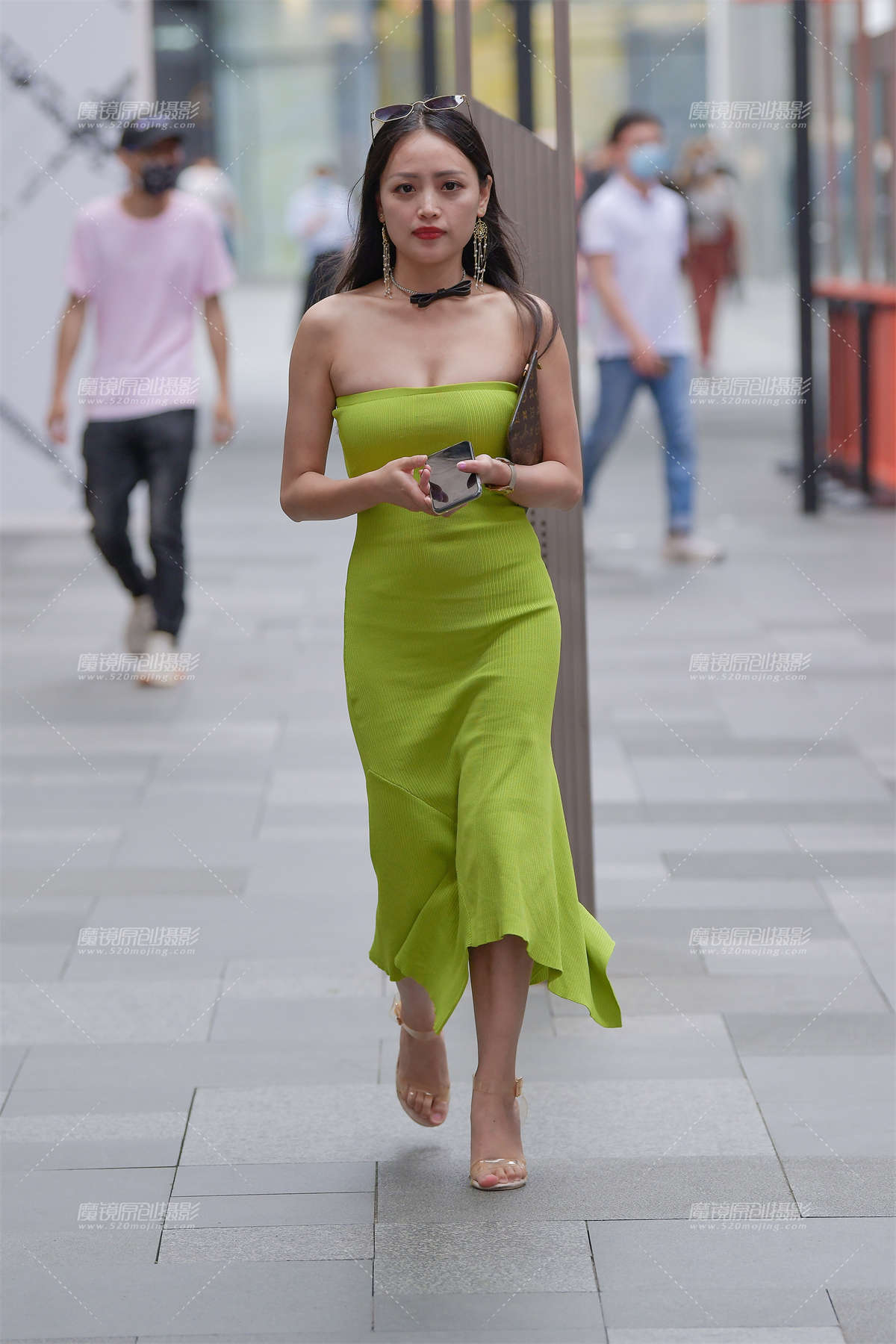 【视觉冲击赛贴】抹胸美女！-日更街拍