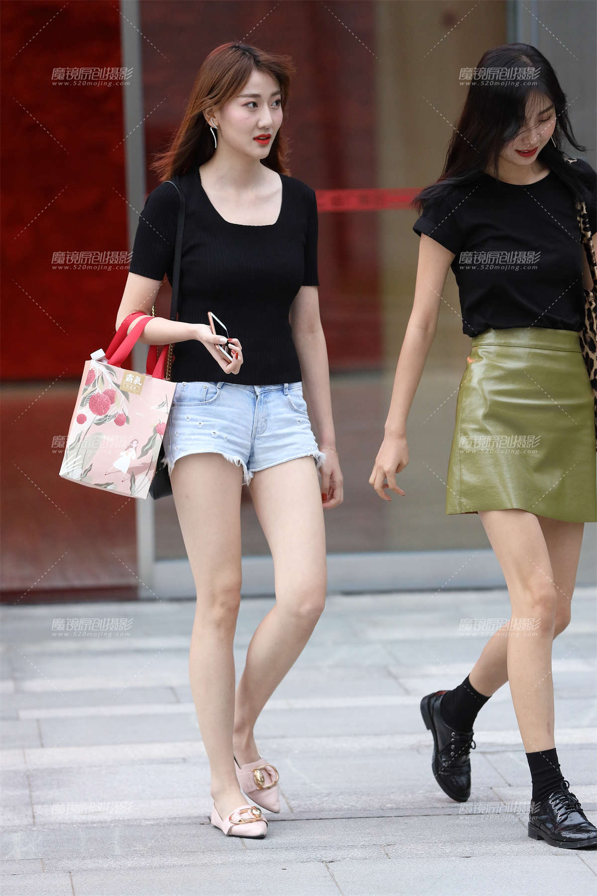 热裤小姐姐有点漂亮-日更街拍