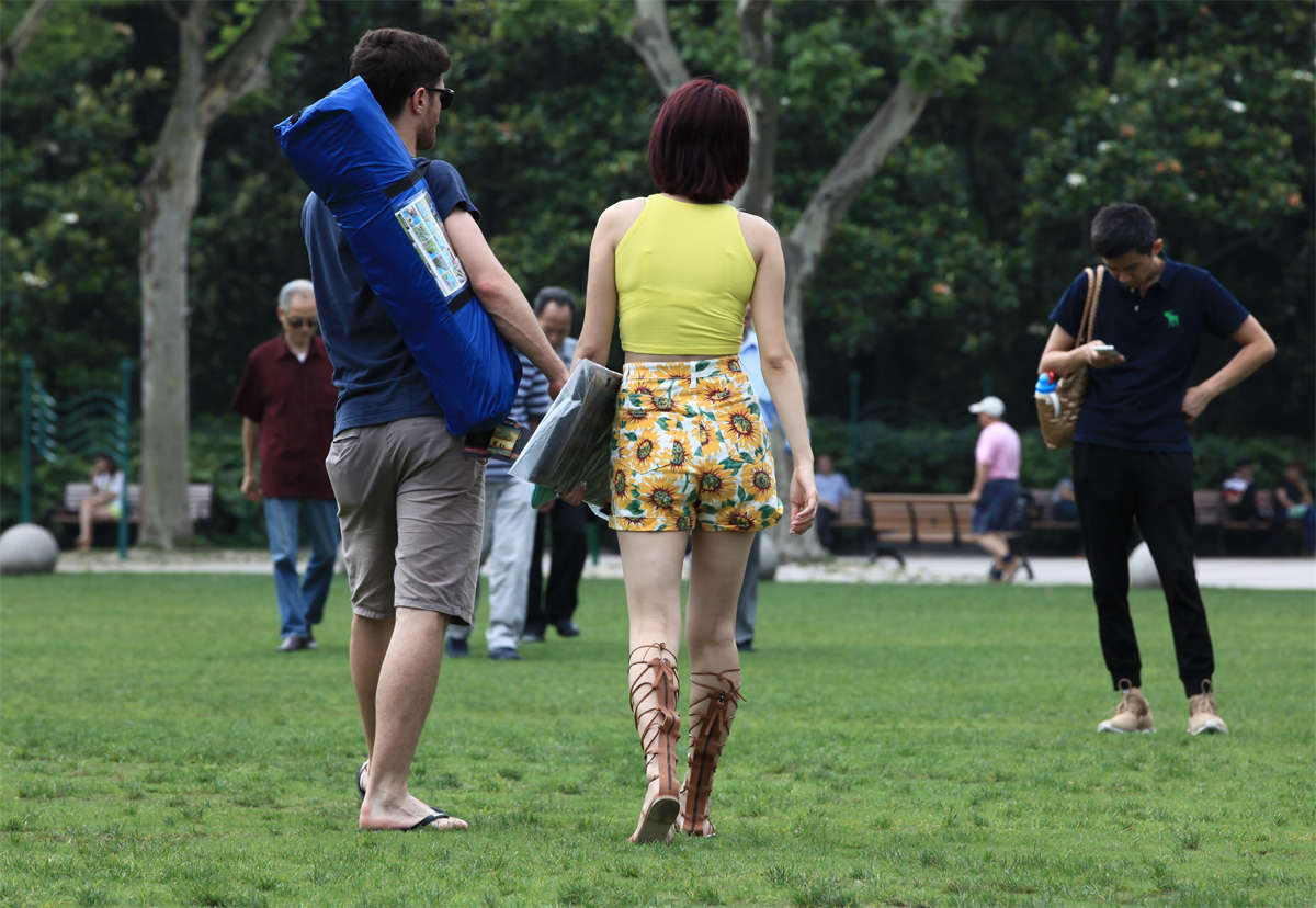 图片[2]-踏青公园街拍系列No.1248 最难穿的罗马鞋，不会轻易脱，脱下了也不能轻易再穿上 第1套-日更街拍