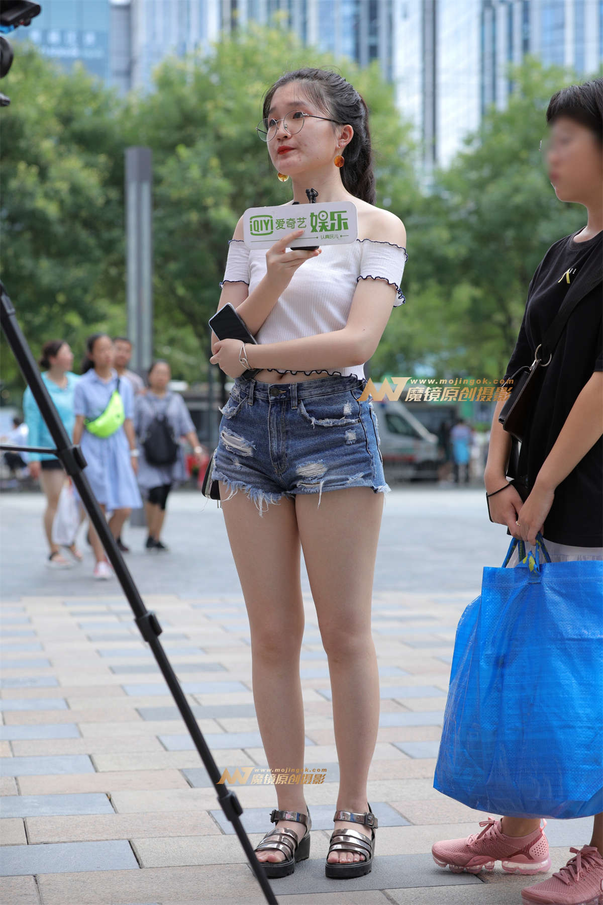 【视觉冲击赛帖】被采访的热裤肉感MM-日更街拍