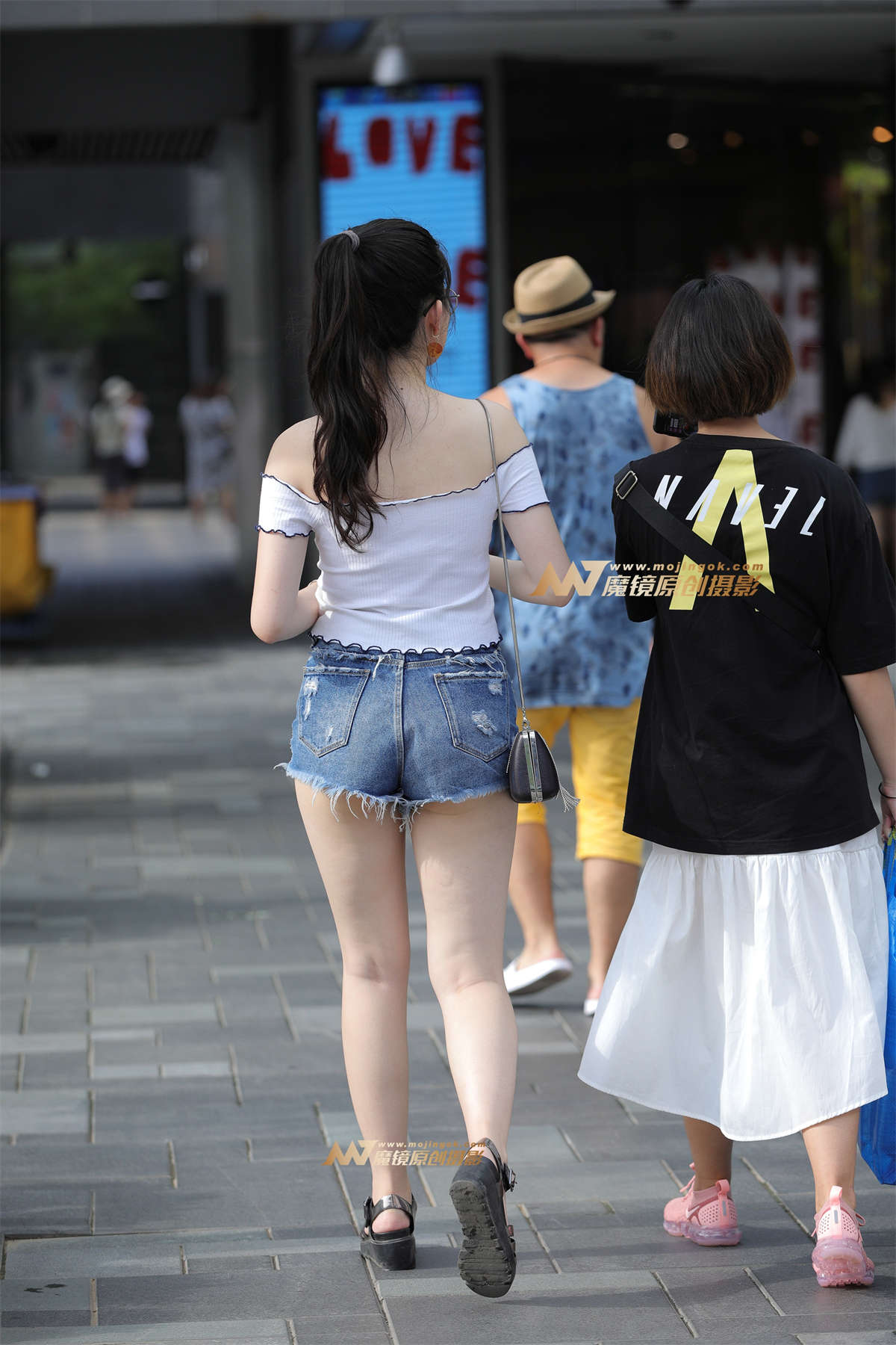 图片[2]-【视觉冲击赛帖】被采访的热裤肉感MM-日更街拍