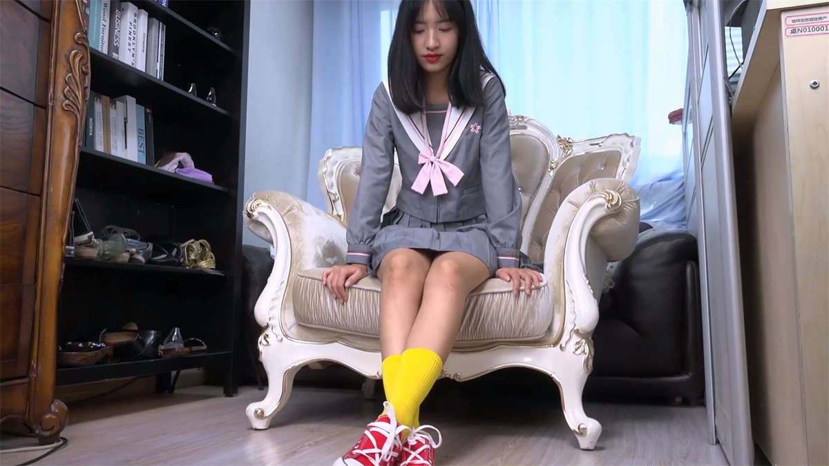 Sexy Asian Girls Feet Vol.127 雪菲脱掉帆布鞋把脚纹路给你看-日更街拍