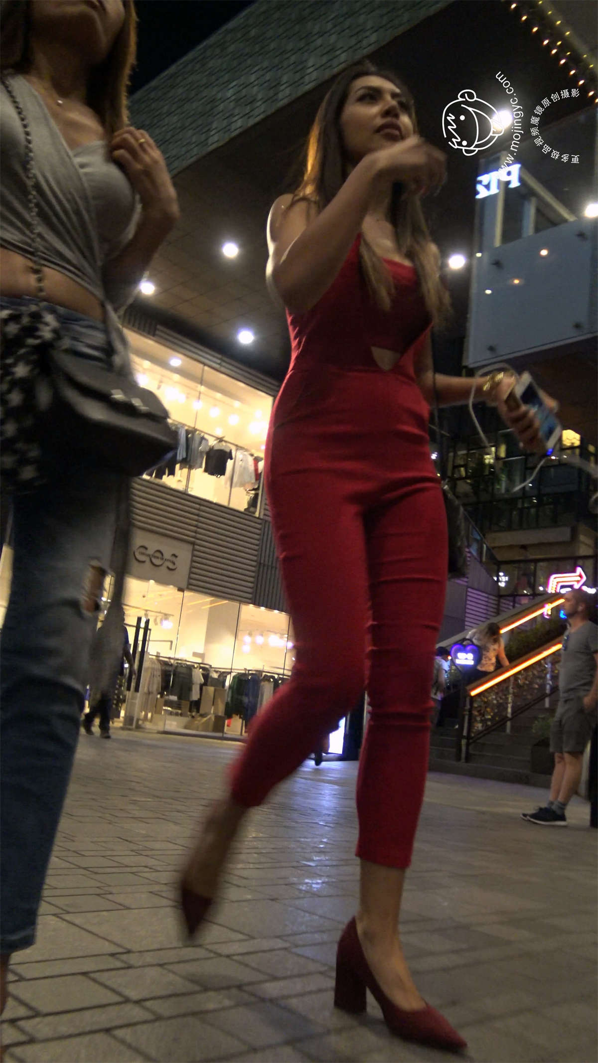 性感红衣红裤红高跟极品美少妇-日更街拍