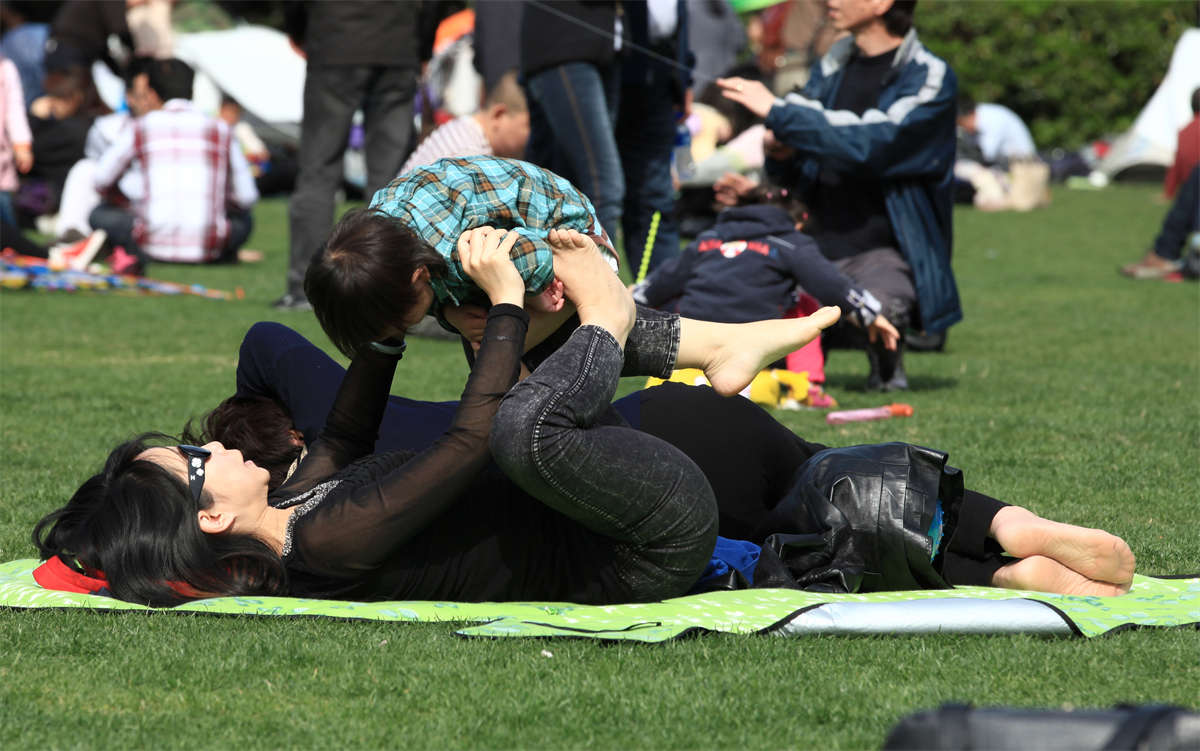 图片[2]-踏青公园街拍系列No.985 嘿，姐姐，这动作有些夸张了-日更街拍