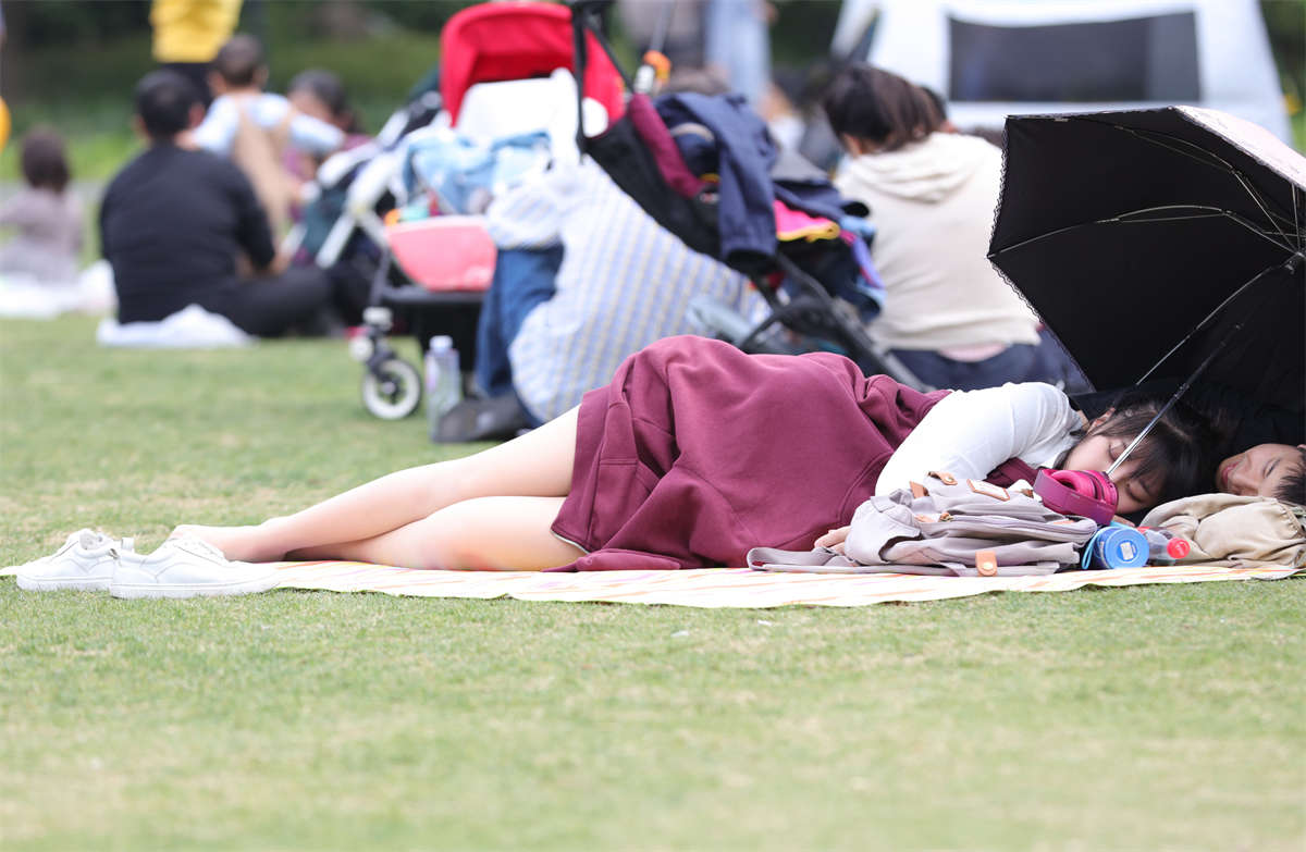 踏青公园街拍系列No.1760 清澈少女的透明长丝 第1套插图1