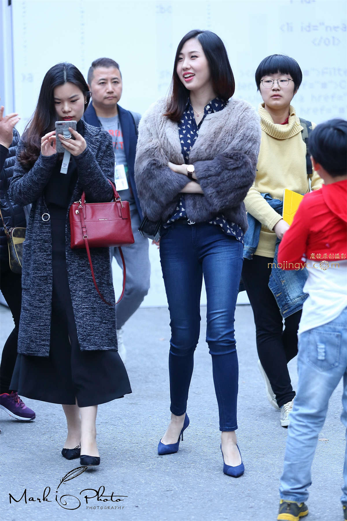 白嫩的长腿紧身牛仔-日更街拍