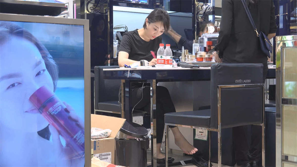 图片[2]-高级化妆品专柜的女老板娘的裸足-日更街拍