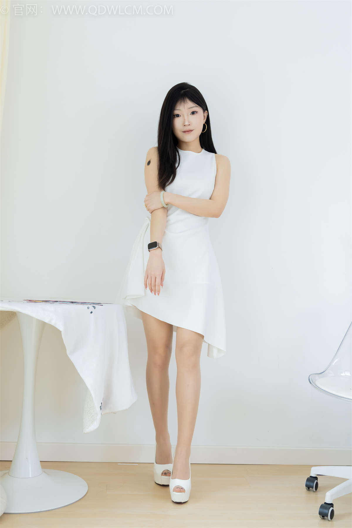 图片[2]-物恋传媒 NO.2311 嘟嘟-高跟鞋、薄肉丝（脚尖透明款）、气垫梳老头乐挠脚剧情-日更街拍