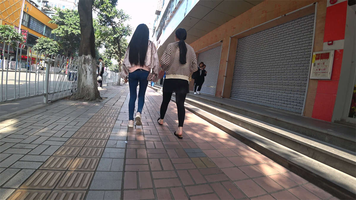 圆润紧身牛仔裤美眉-日更街拍