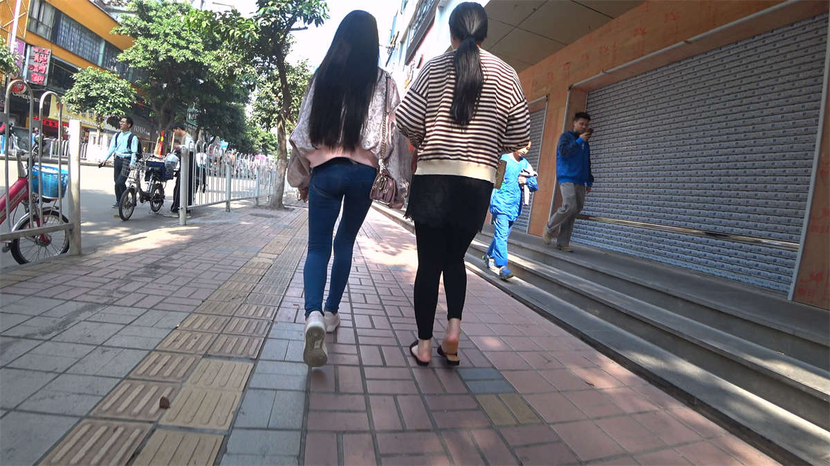 图片[2]-圆润紧身牛仔裤美眉-日更街拍