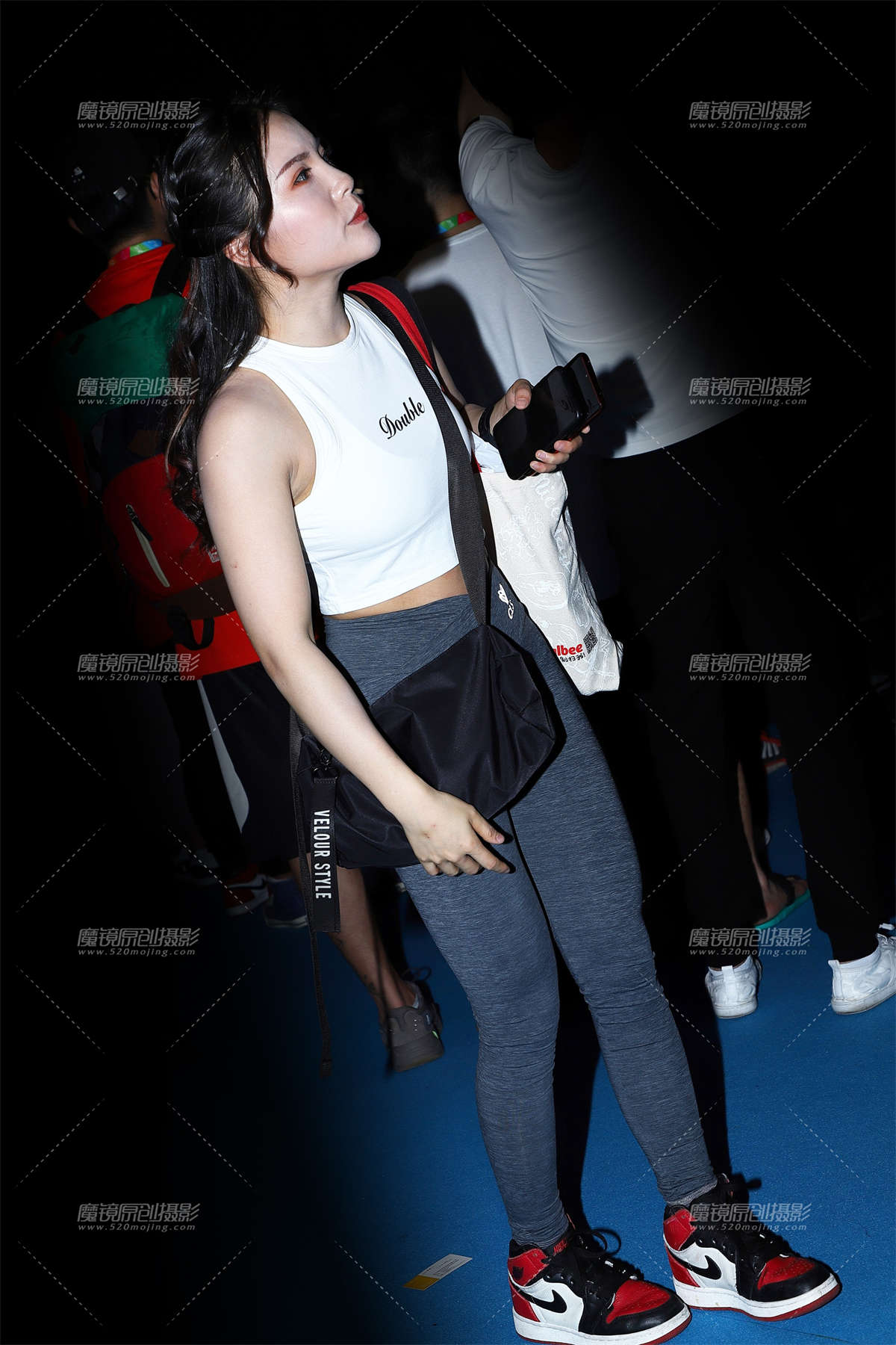 白衣深色运动裤女孩-日更街拍
