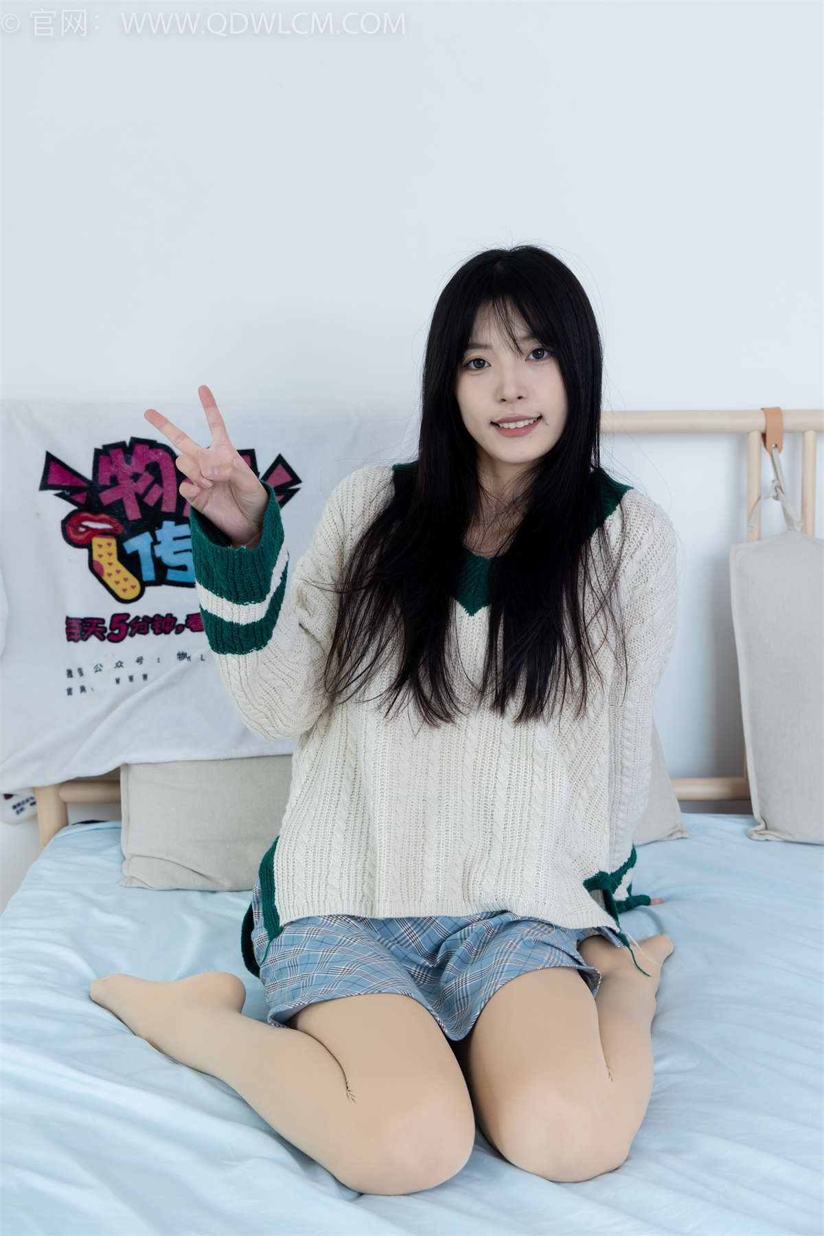 物恋传媒 NO.2312 茯苓-长靴、过膝白棉袜、厚肉丝-日更街拍