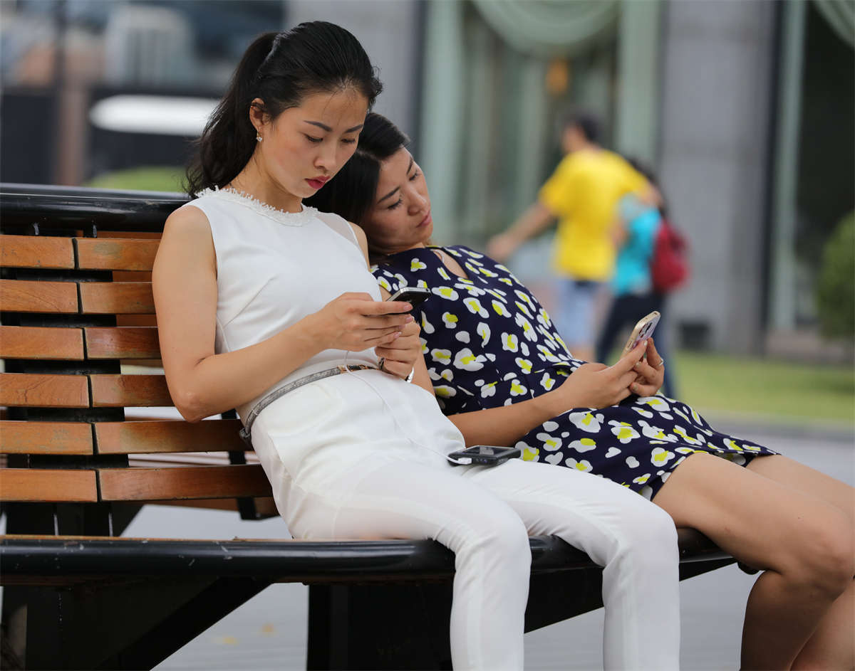 踏青公园街拍系列No.1057 白衣女子的艳趾人字拖-日更街拍