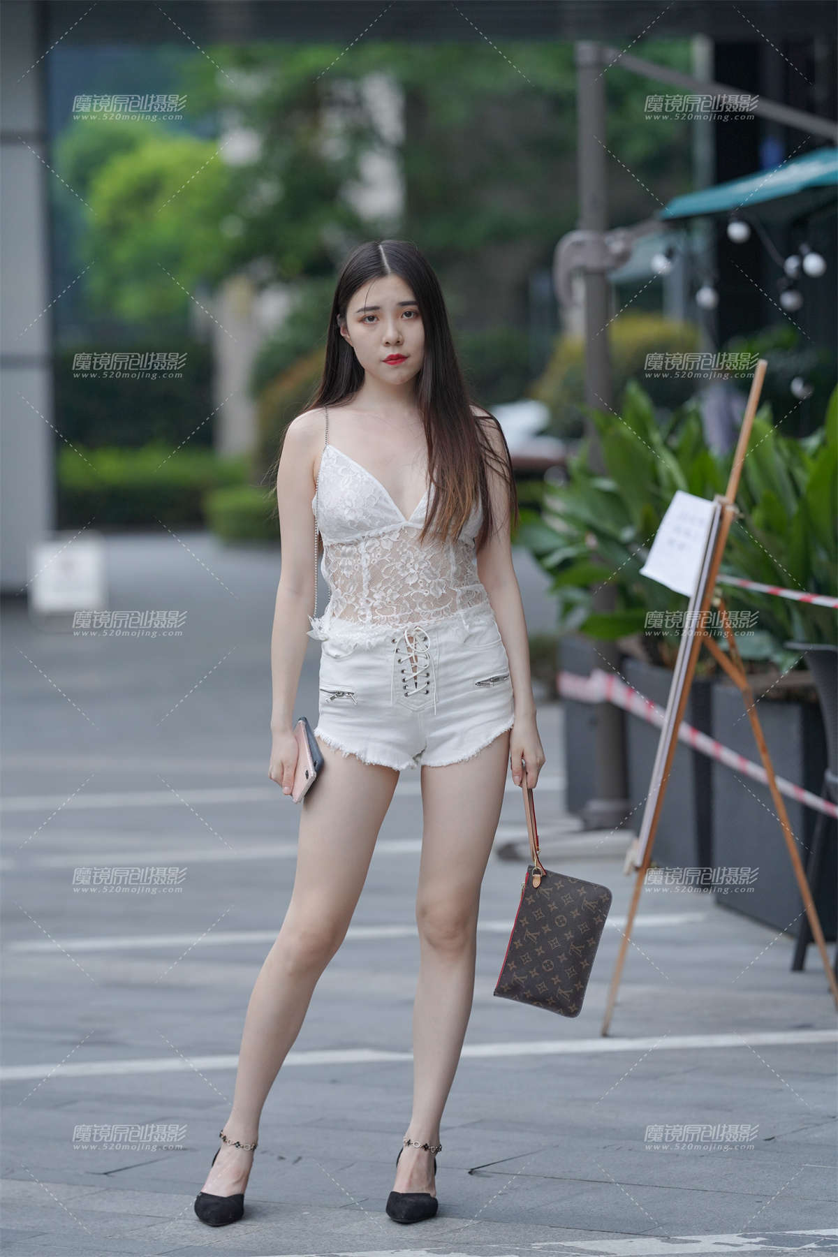 白白净净的热裤女孩-日更街拍