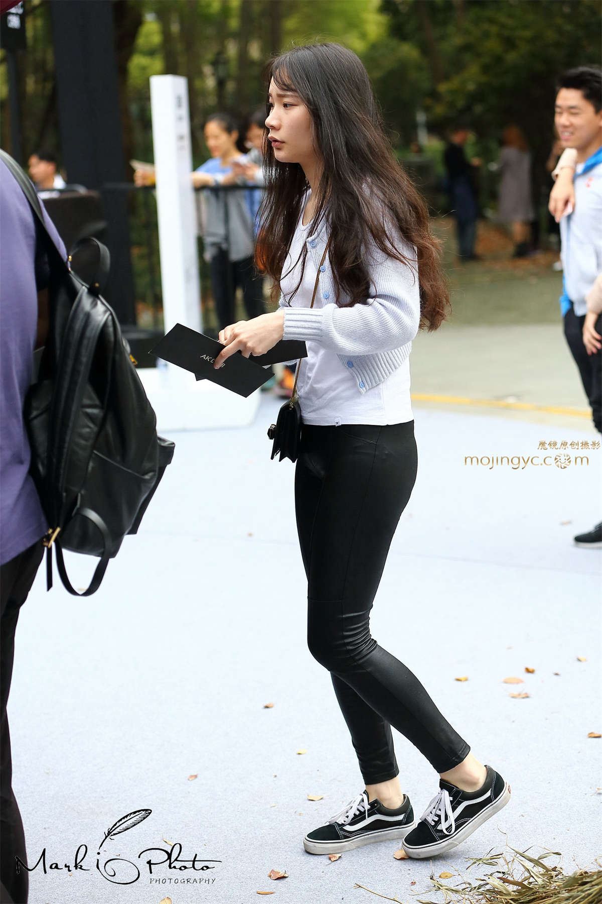 白衣紧身黑皮裤-日更街拍