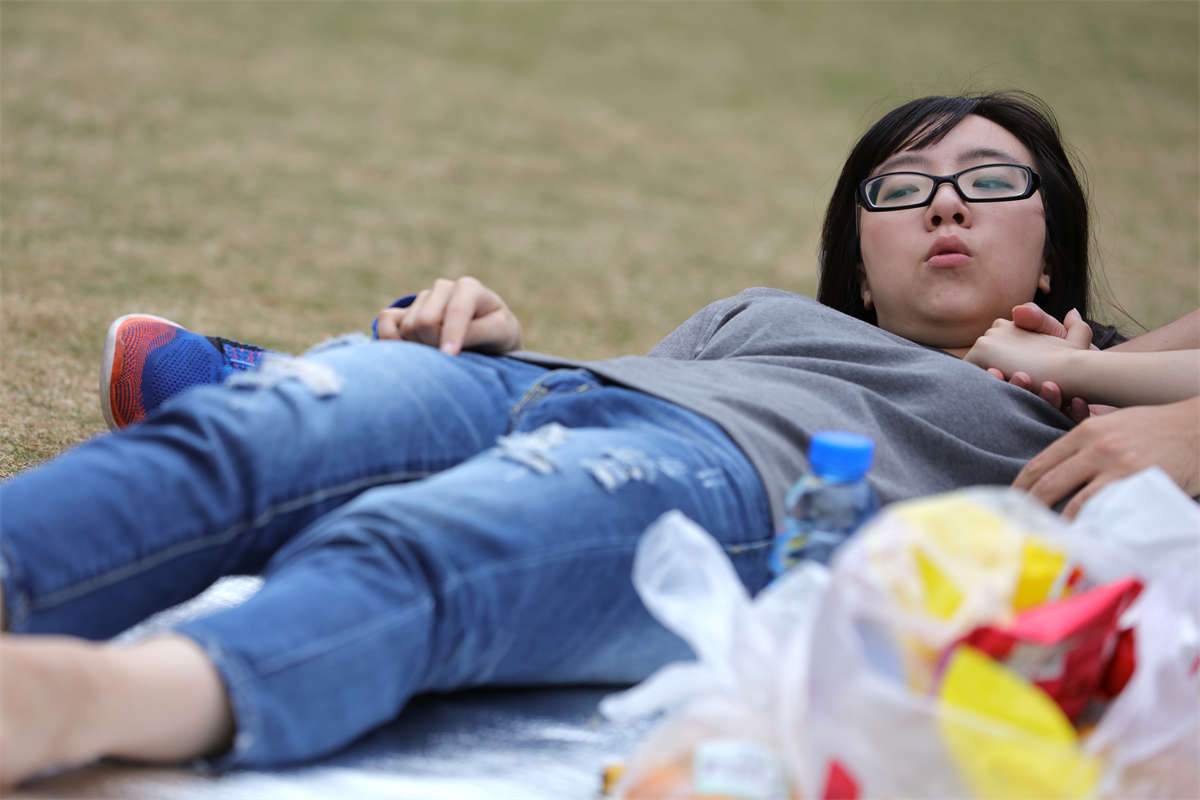 踏青公园街拍系列No.1250 眼镜学生M大方展示少女嫩足脚心-日更街拍
