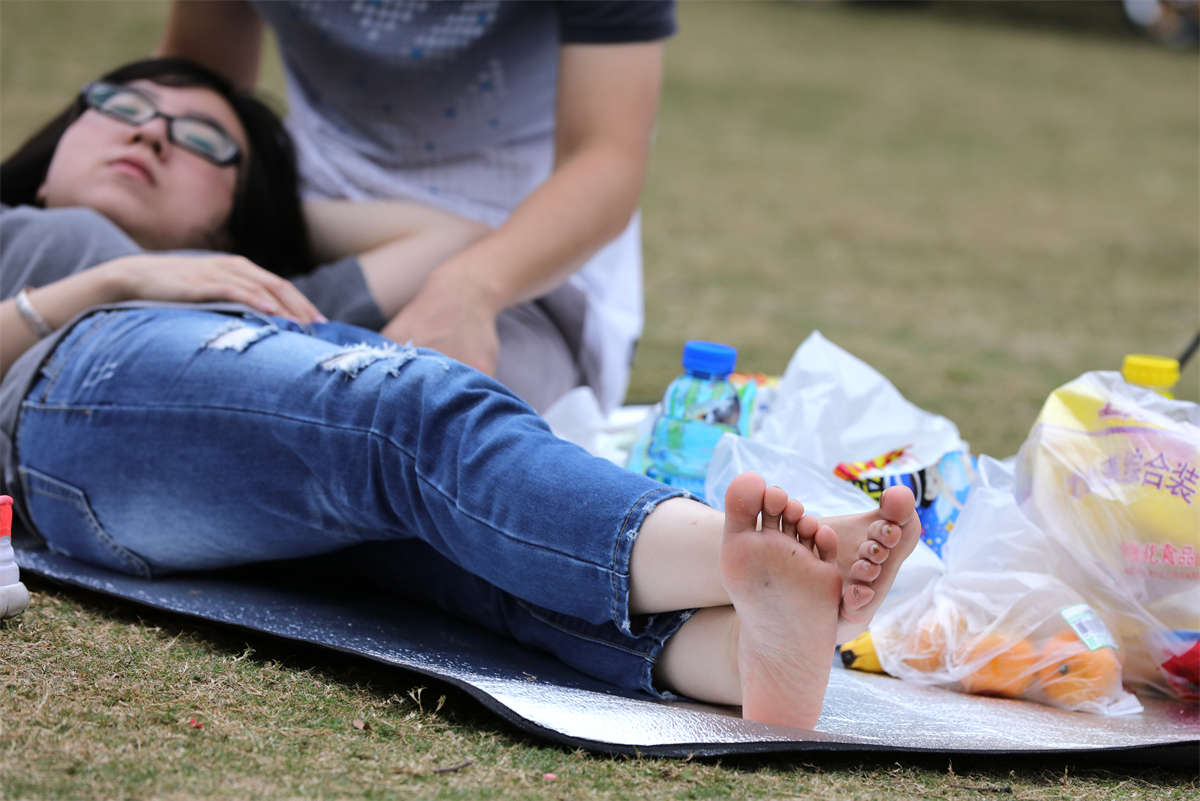 图片[2]-踏青公园街拍系列No.1250 眼镜学生M大方展示少女嫩足脚心-日更街拍