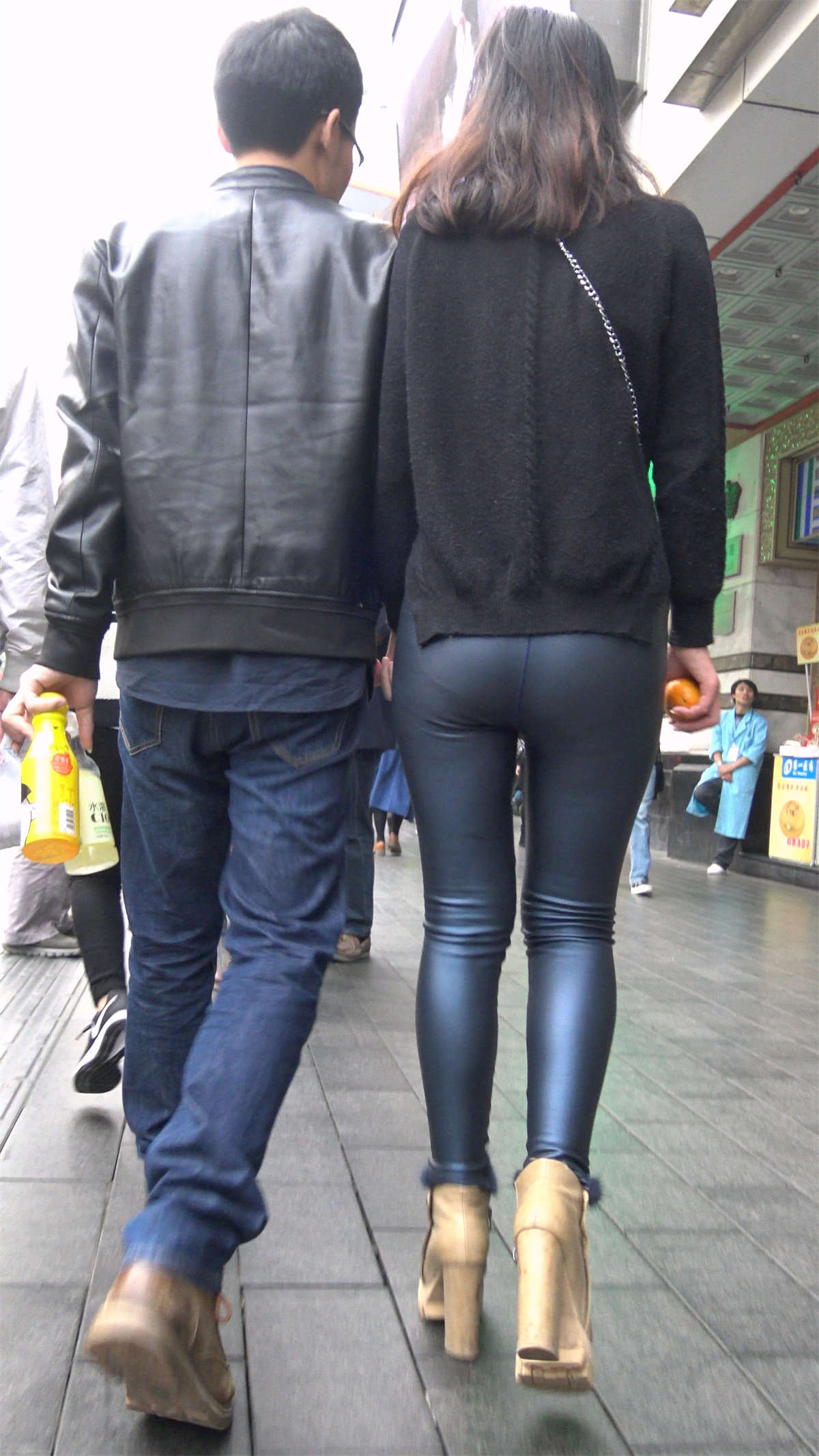 图片[2]-黑色皮裤高跟鞋美女-日更街拍