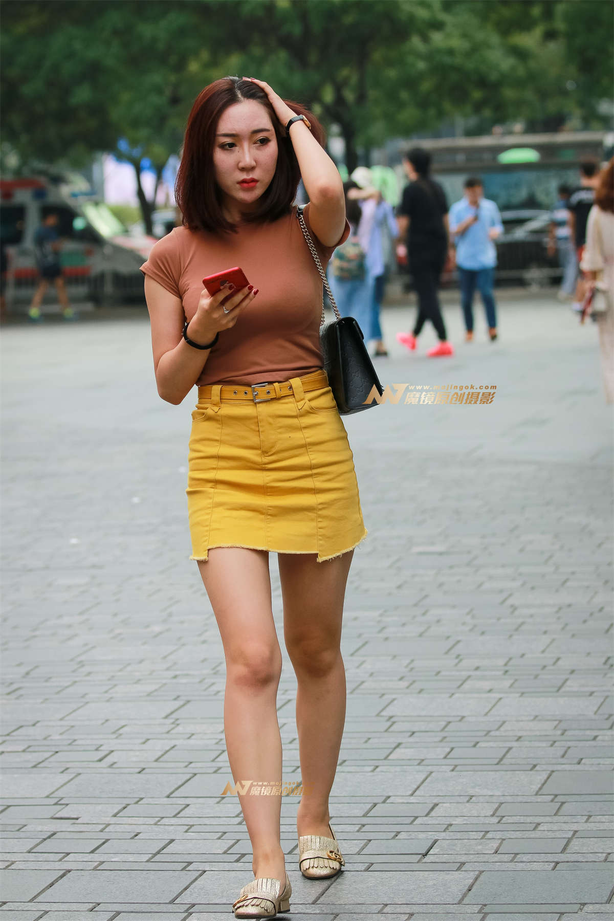 饱满上围的性感美娇娘-日更街拍