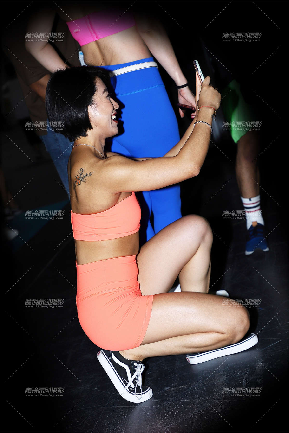 短发纹身橘色运动装插图1