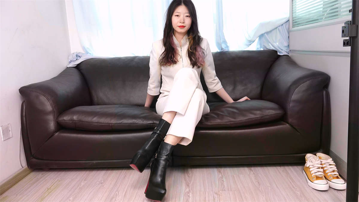 Sexy Asian Girls Feet Vol.048 Yangzi性感短丝裸足-日更街拍