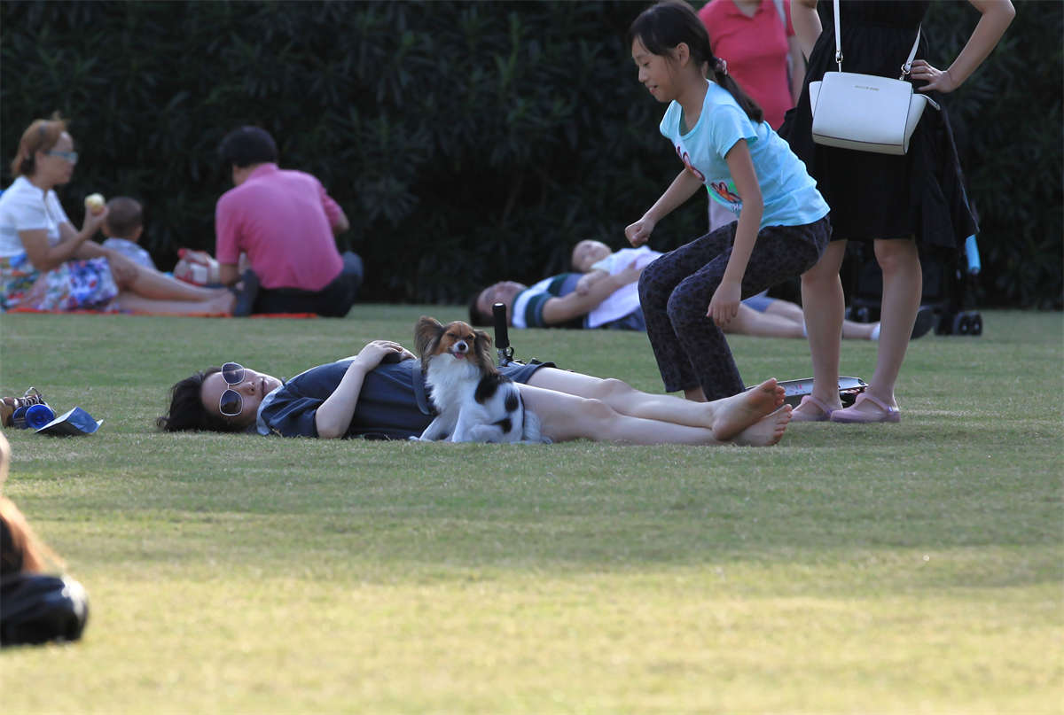 图片[2]-踏青公园街拍系列No.987 墨镜女孩的无瑕素足，光洁的足底很受用-日更街拍