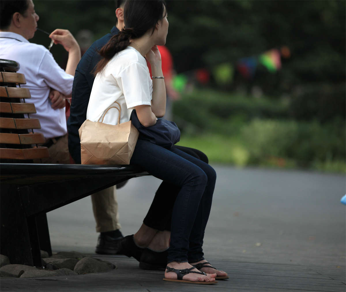 图片[2]-踏青公园街拍系列No.1058 白衣女孩气质颇佳，细带凉拖尽展玉足-日更街拍