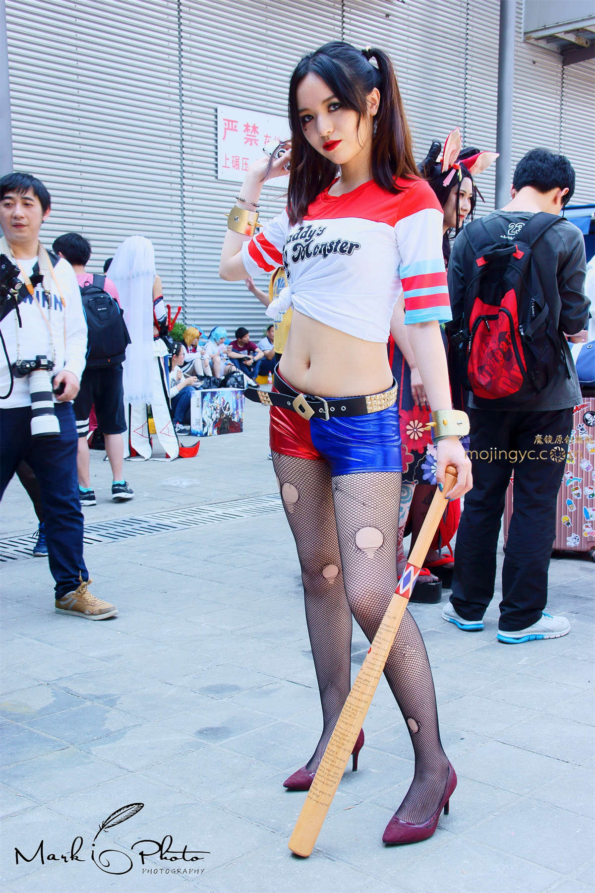 二次元黑丝持棍美少女-日更街拍