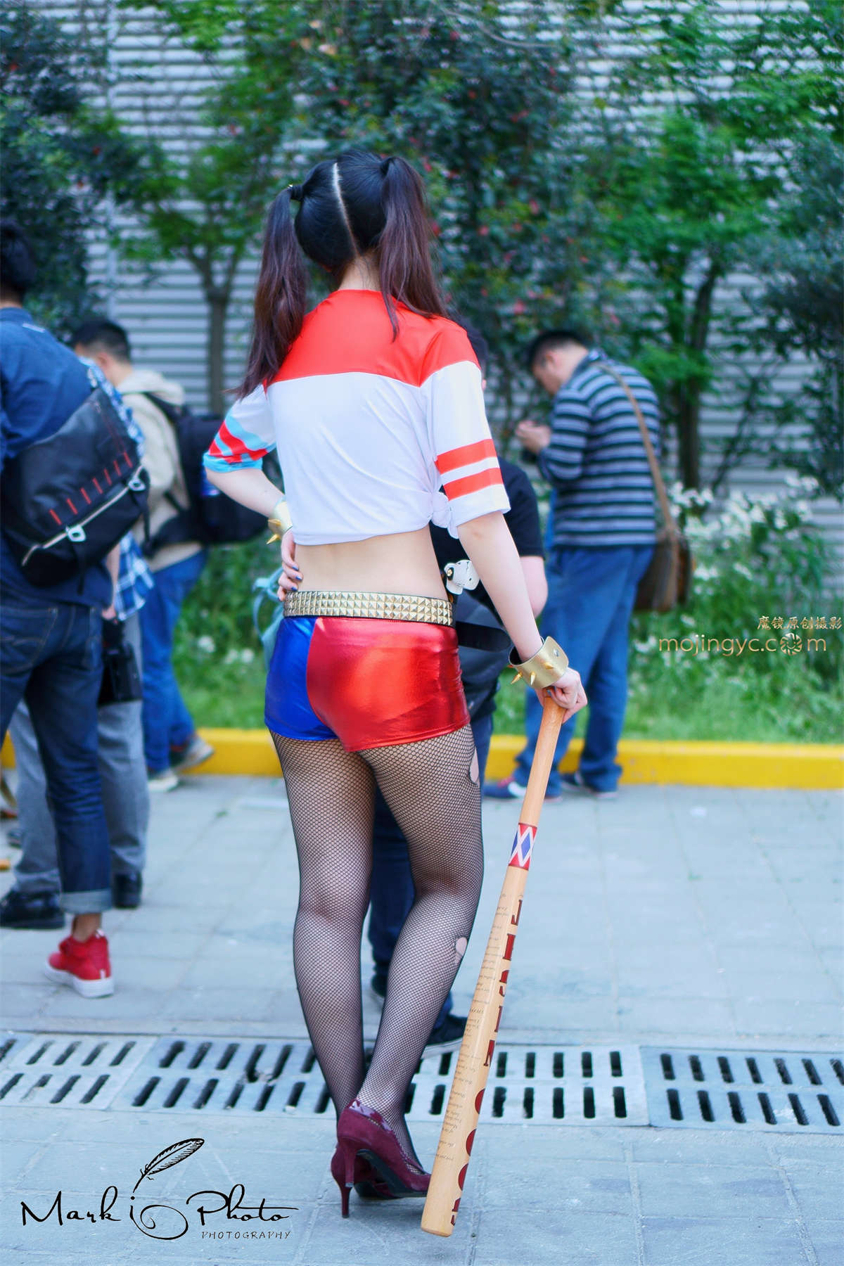 图片[2]-二次元黑丝持棍美少女-日更街拍