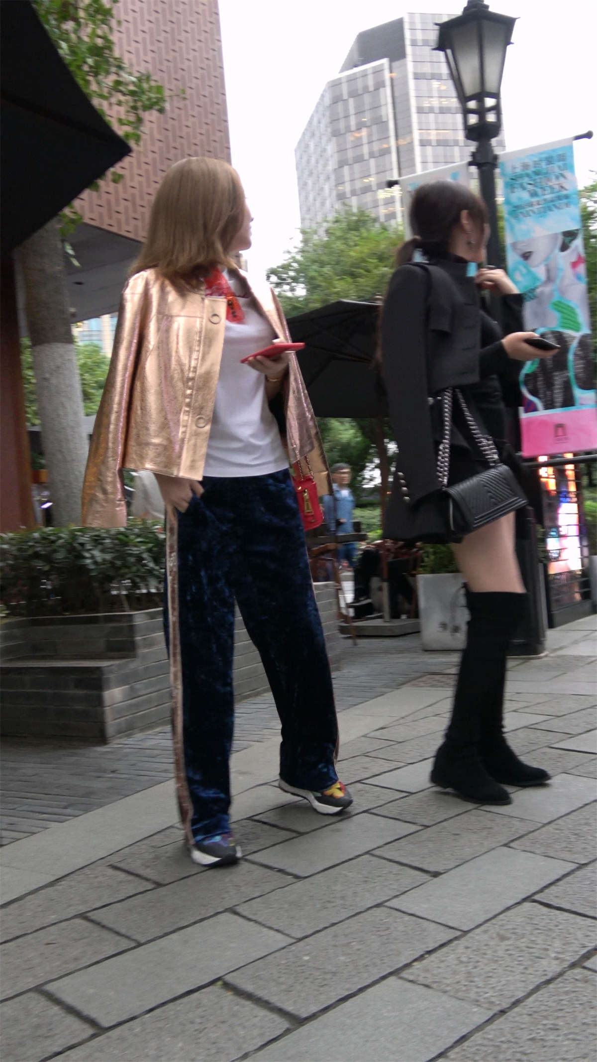 黑色长靴热裤小西装美腿美女-日更街拍