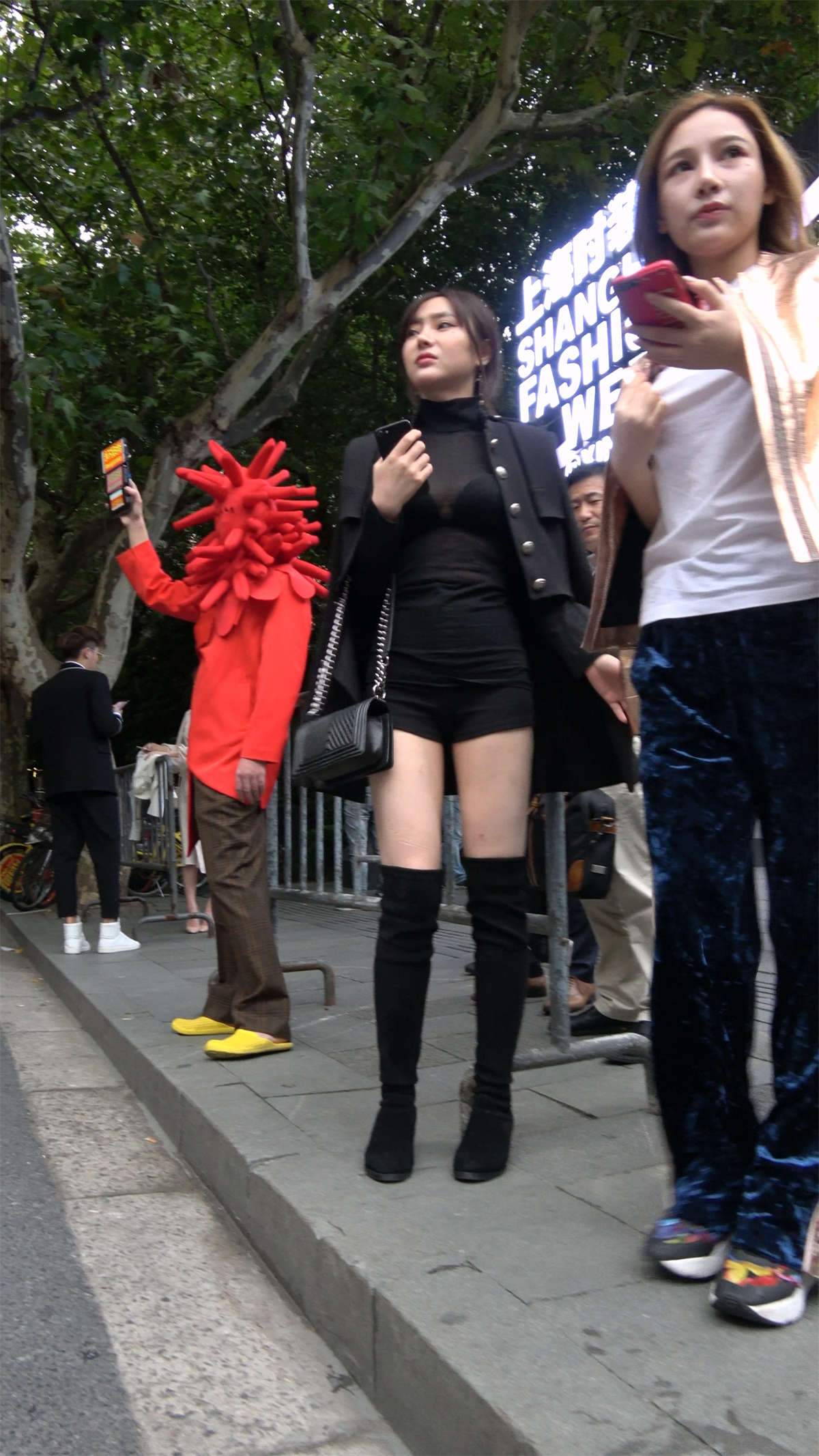 图片[2]-黑色长靴热裤小西装美腿美女-日更街拍