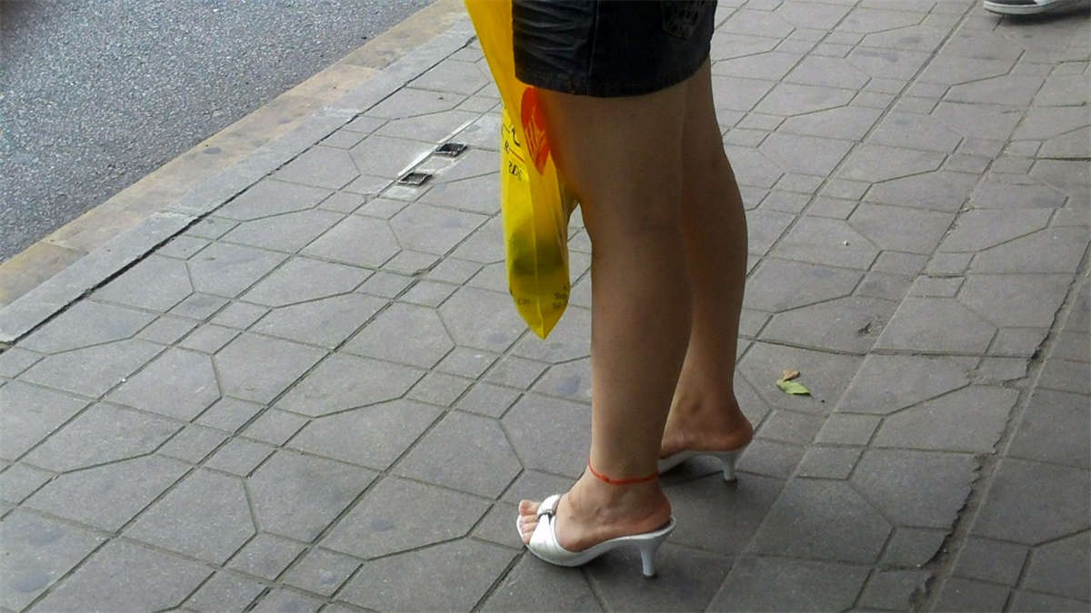 高跟少妇公车站点等车-日更街拍