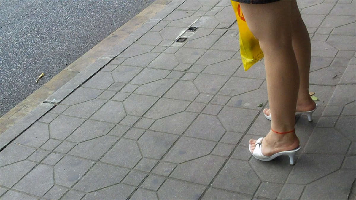 图片[2]-高跟少妇公车站点等车-日更街拍