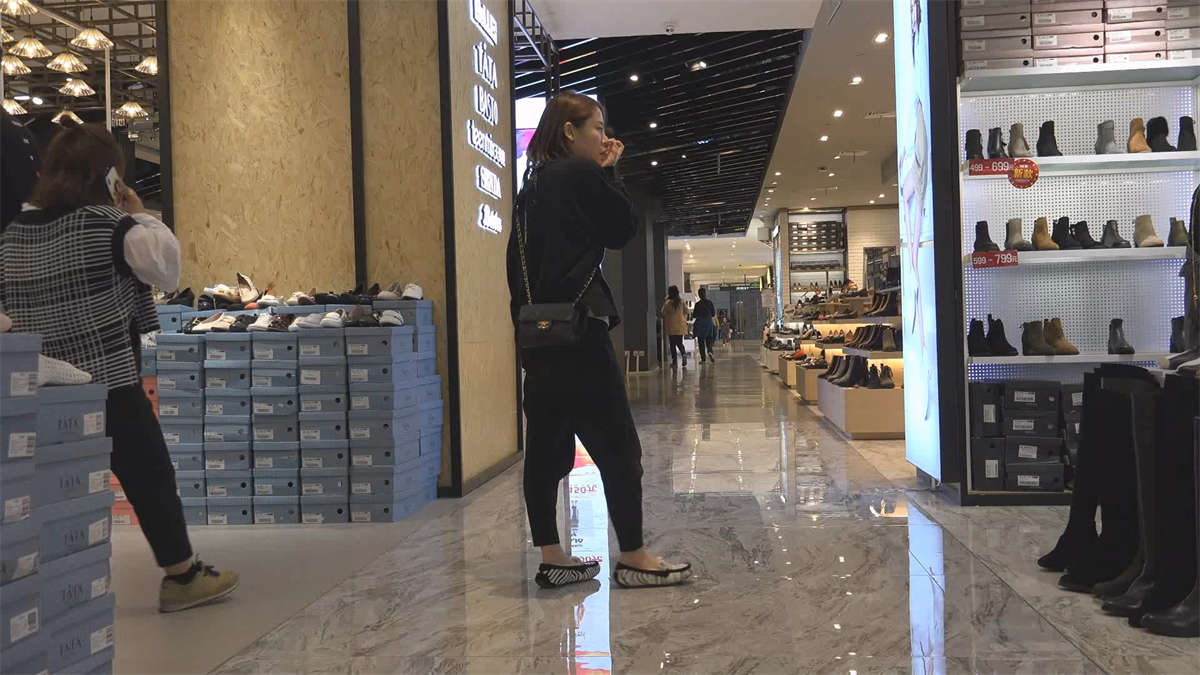 极品美女是不是都有着极品的美足-日更街拍