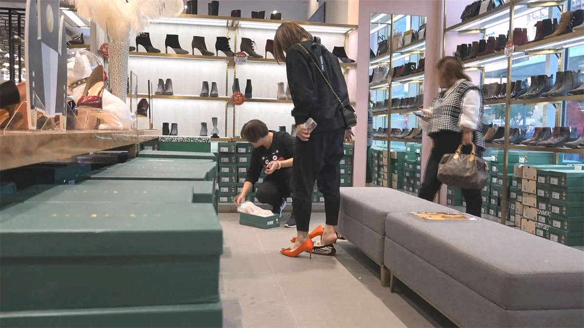 图片[2]-极品美女是不是都有着极品的美足-日更街拍