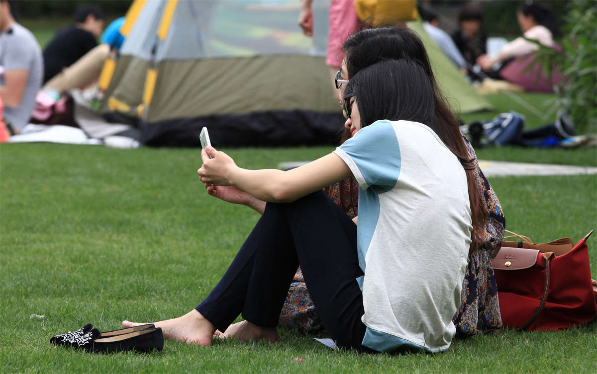 踏青公园街拍系列No.1251 眼镜少女无瑕素足，趾长白净，已颇有几分诱H的感觉-日更街拍