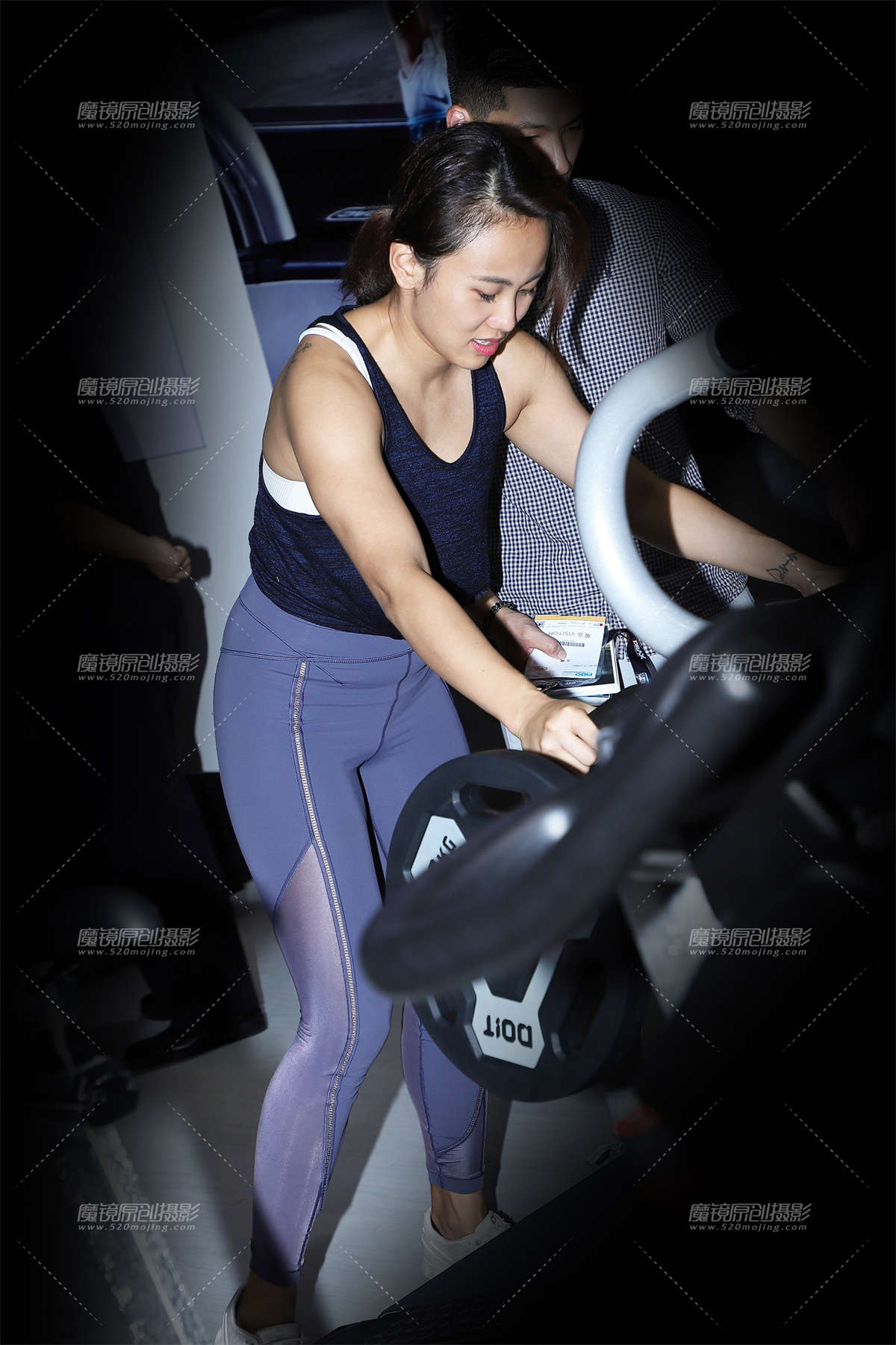 黑色小背心蓝色紧身运动裤-日更街拍